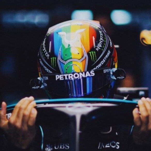 Lewis Hamilton luce un casco con la bandera arcoíris contra la LGTBfobia en Qatar