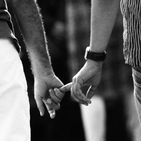 El 50% de las parejas LGTB evitan darse la mano en público por miedo a la discriminación