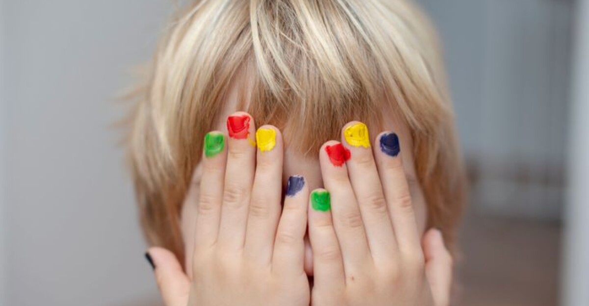 El emotivo mensaje de unos padres a su hijo de 6 años: "No dejes de usar vestidos o pintarte las uñas"