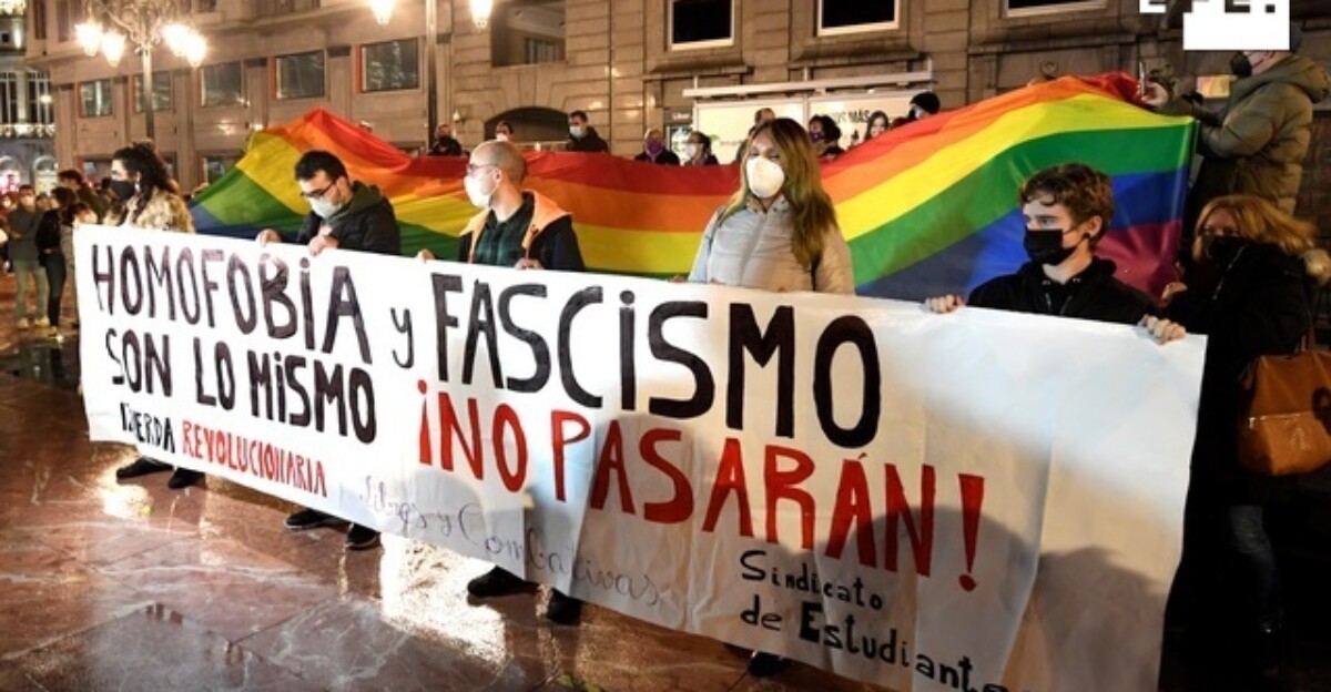Centenares de personas se manifiestan en Oviedo contra la agresión homófoba a Kevin Rubio