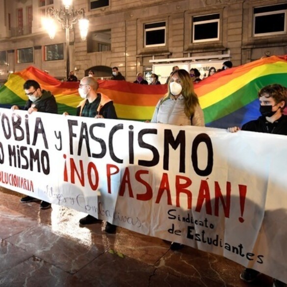 Centenares de personas se manifiestan en Oviedo contra la agresión homófoba a Kevin Rubio