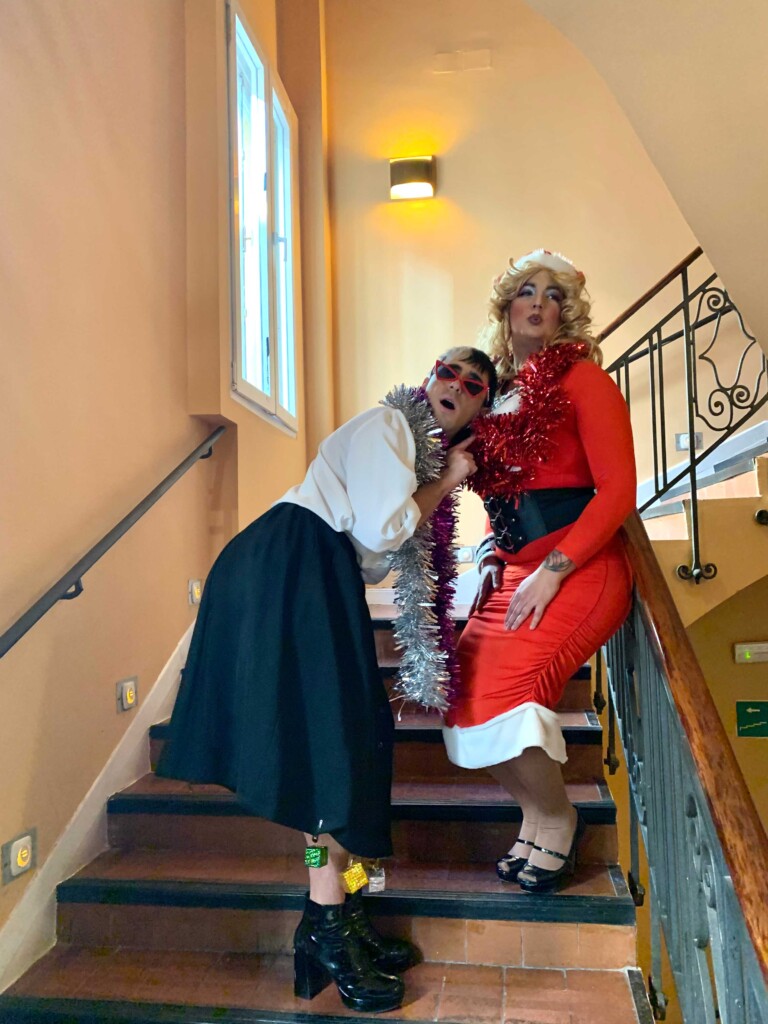 Aitortilla y La Caneli felicitan las fiestas con el villancico travesti 'Dame Money Mum'