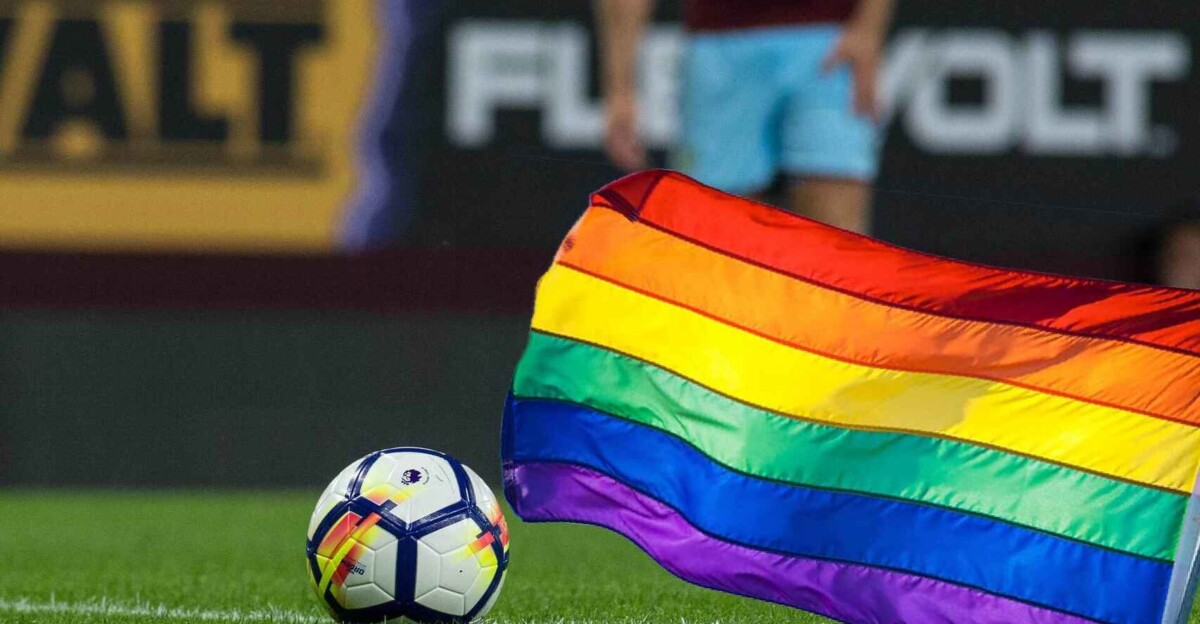 Bandera LGTBIQ+ en un campo de fútbol.