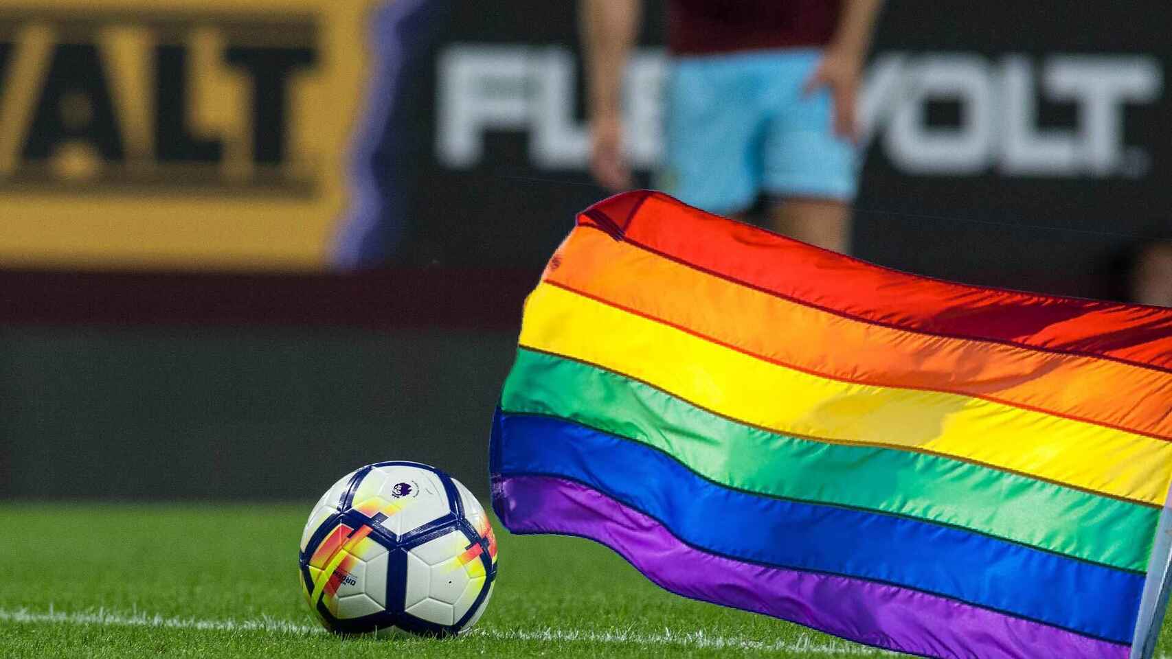 Bandera LGTBIQ+ en un campo de fútbol.