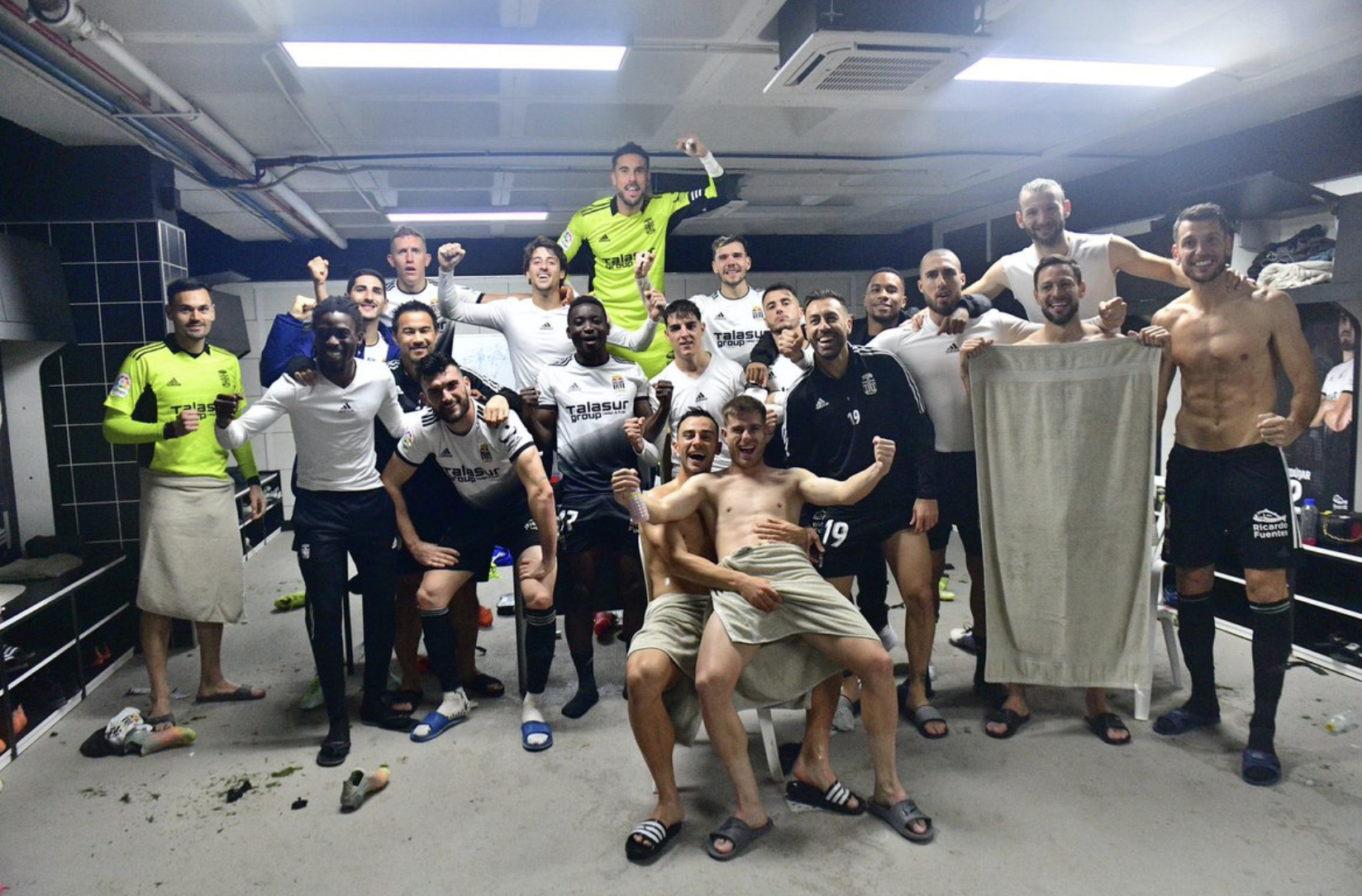 Dos jugadores del Cartagena se agarran la entrepierna para celebrar una victoria (+18)