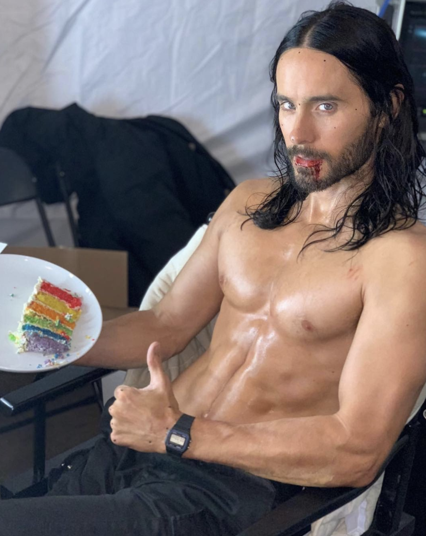 Jared Leto celebra los 50 años con su desnudo más pringoso (de tarta arcoíris)