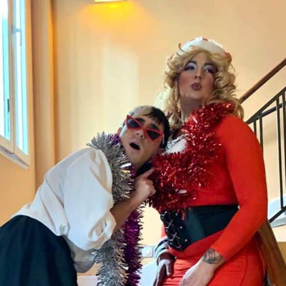 Aitortilla y La Caneli felicitan las fiestas con el villancico travesti 'Dame Money Mum'