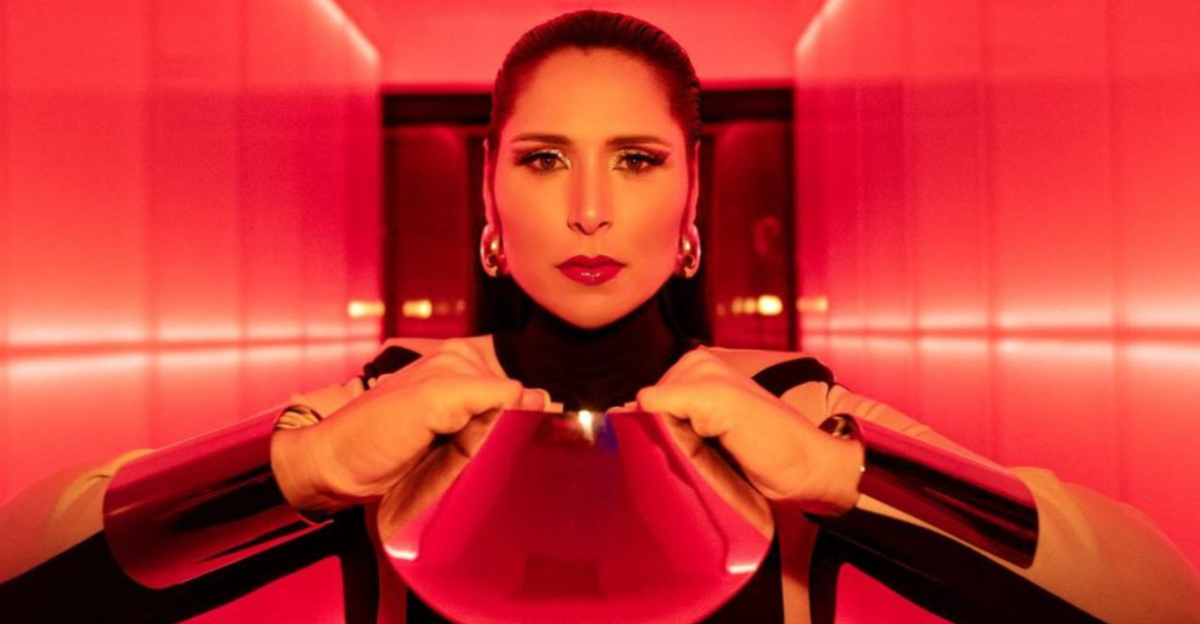 Rosa López sorprende con el videoclip futurista de 'Si no te vuelvo a ver' (con Conchita como actriz)