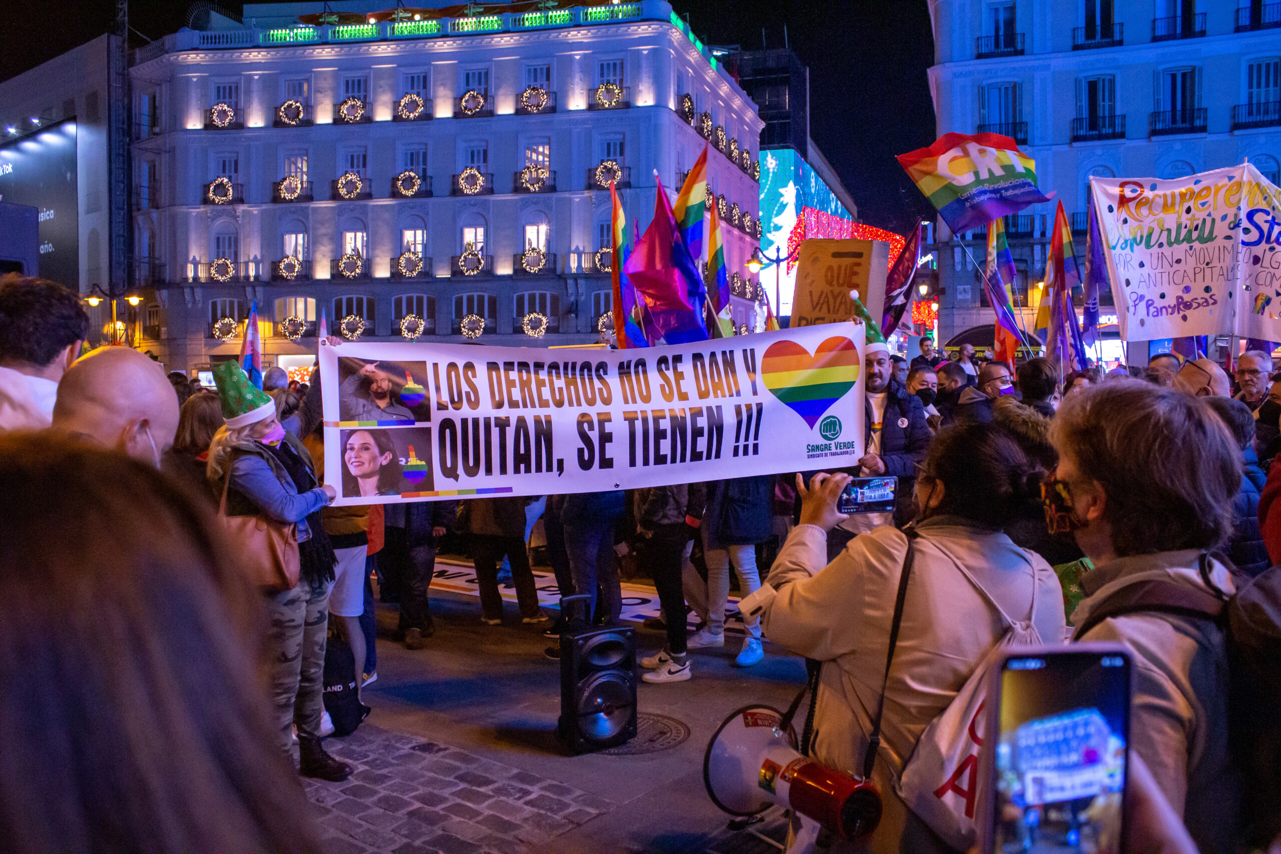 ¡Nuestros derechos no se tocan! Cientos de personas acuden a la manifestación para defender las leyes LGTBI de Madrid