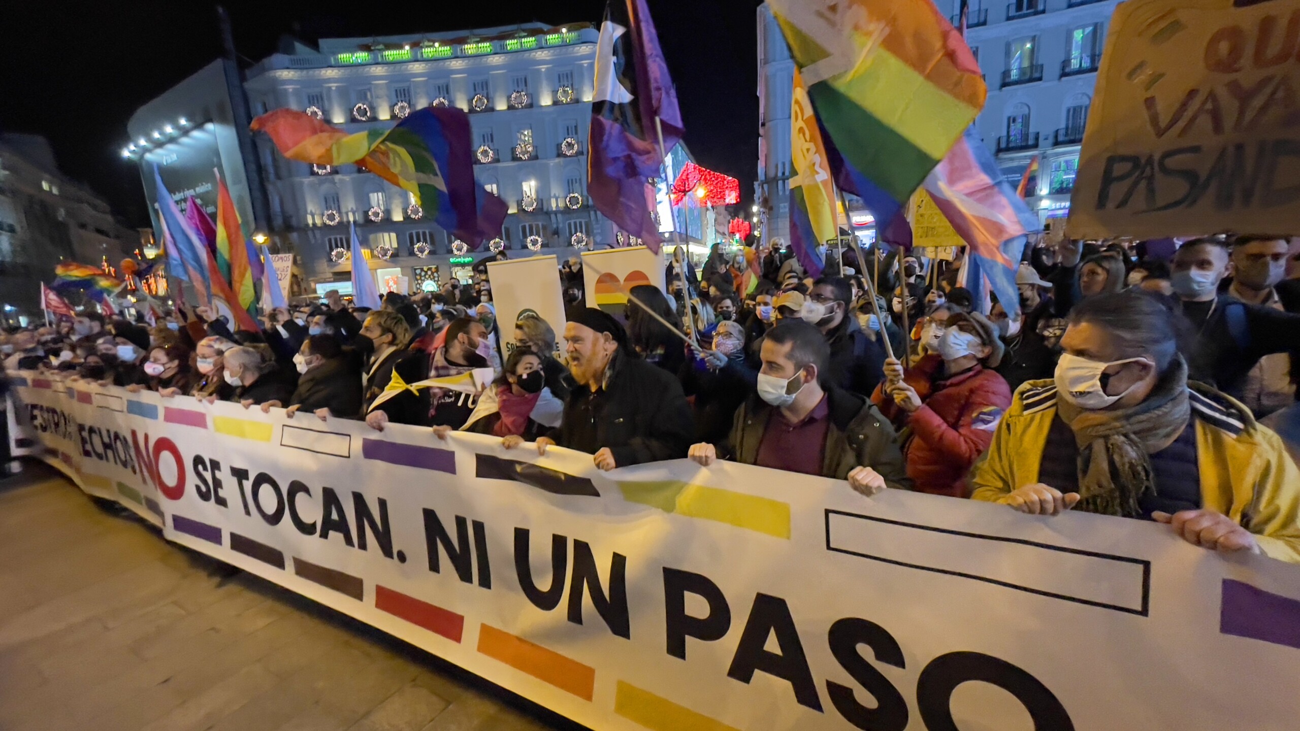 ¡Nuestros derechos no se tocan! Cientos de personas acuden a la manifestación para defender las leyes LGTBI de Madrid