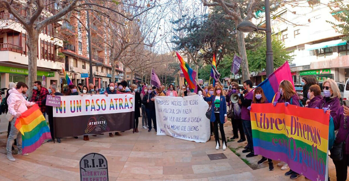 La Orihuela LGTBIQ+ y feminista se concentró en contra del polémico obispo Munilla: "No pensamos callarnos"
