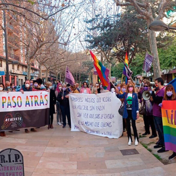 La Orihuela LGTBIQ+ y feminista se concentró en contra del polémico obispo Munilla: "No pensamos callarnos"