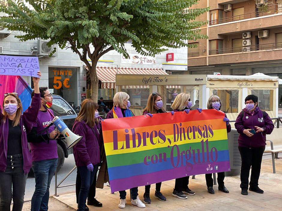 La Orihuela LGTBIQ+ y feminista se concentró en contra del polémico obispo Munilla: "No pensamos callarnos"
