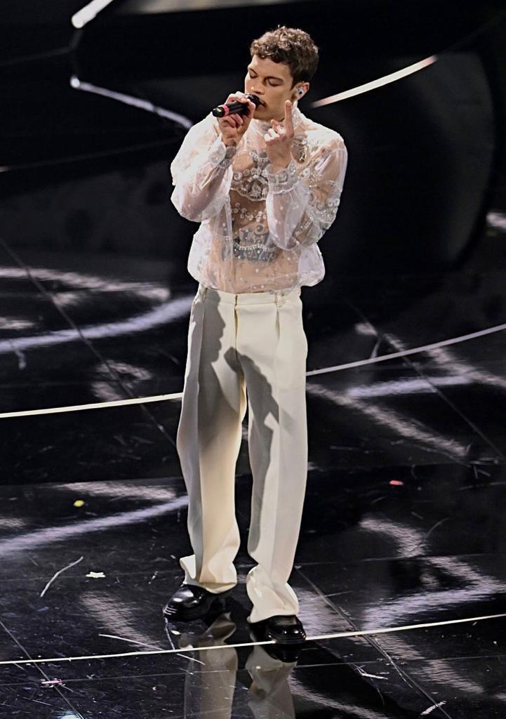 Visto en Sanremo: Mahmood cantando en el paquete de Blanco se hace viral