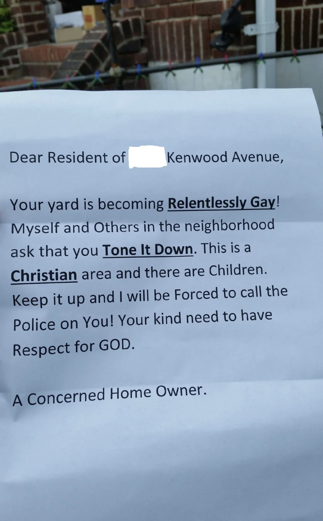 Sus vecinos la amenazaron porque su jardín era “tremendamente gay” (y esta fue su reacción)