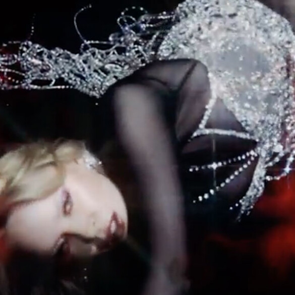 Kylie Minogue lanza por sorpresa el vídeo de 'Miss a Thing'