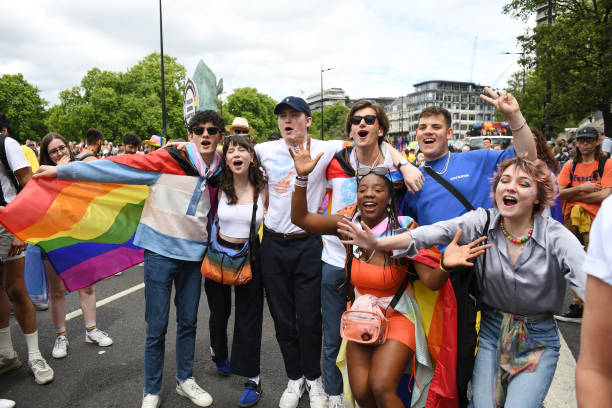 El elenco de 'Heartstopper' se enfrenta a manifestantes homófobos en el Orgullo de Londres