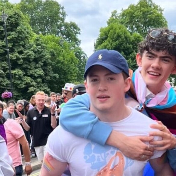 El elenco de 'Heartstopper' se enfrenta a manifestantes homófobos en el Orgullo de Londres