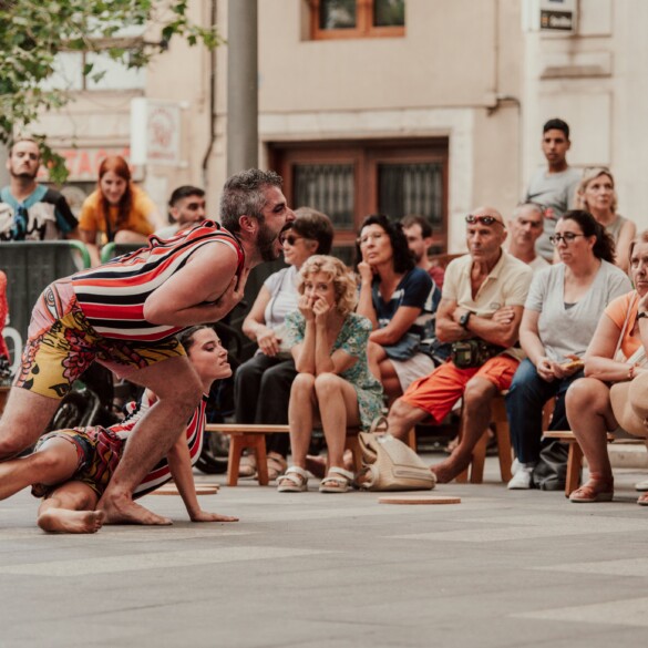 Cuatro bailarines denuncian una agresión homófoba en un festival en Girona