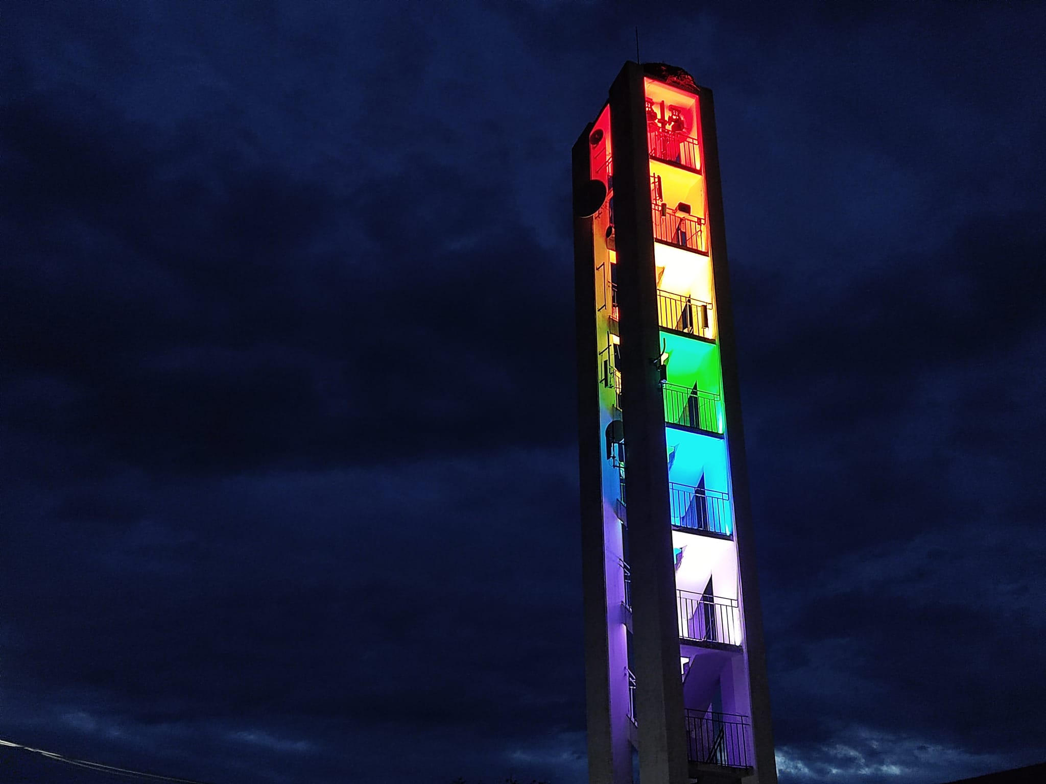 Un pequeño pueblo extremeño ilumina de arcoíris la torre de su iglesia