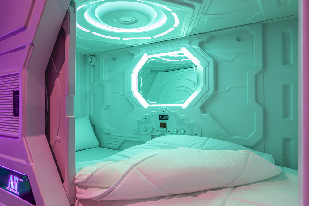 Art Seven Hostel, una experiencia espacial para dormir (y mucho más) en Madrid