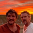 Pedro Pascal y Ethan Hawke durante el rodaje de 'Extraña forma de vida'