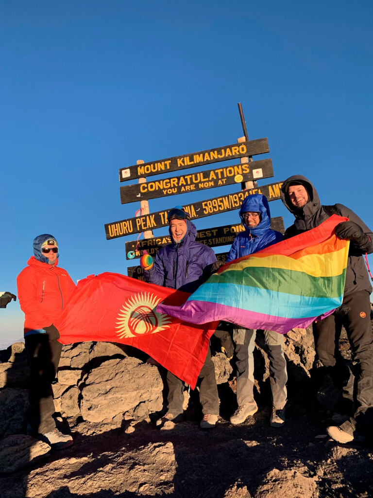 Escaladores gais colocan la bandera LGTBIQ+ en la cumbre que lleva el nombre de Putin