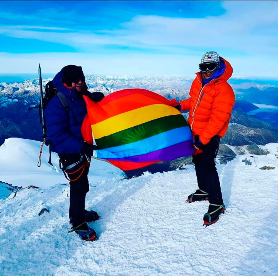 Escaladores gais colocan la bandera LGTBIQ+ en la cumbre que lleva el nombre de Putin