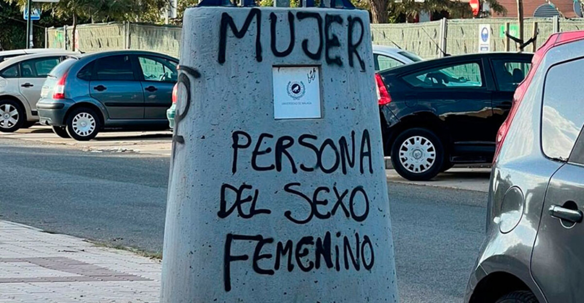 Borran las consignas contra la ley trans pintadas en la Universidad de Málaga