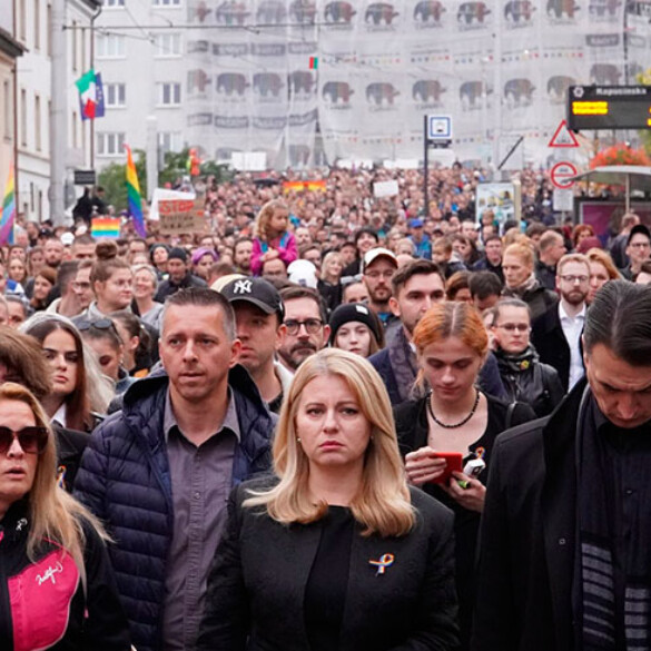 Miles de personas se manifiestan en Bratislava por el tiroteo en un bar LGTBIQ+