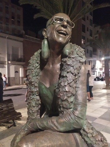 Pepa Wells, mítica transformista y activista, ya cuenta con una escultura en El Grao (Castellón)