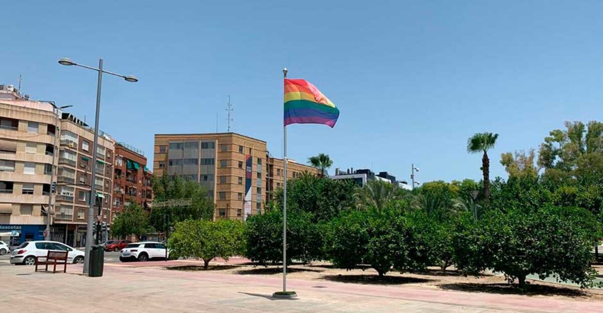 ¡Y ya van tres! Vuelven a robar una bandera LGTBIQ+ en Murcia