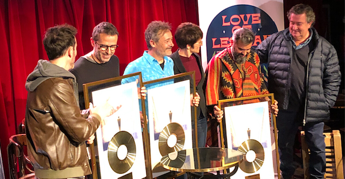 Love of Lesbian recibe el Disco de Oro por 'V.E.H.N.' y anuncia su fin de gira en Madrid