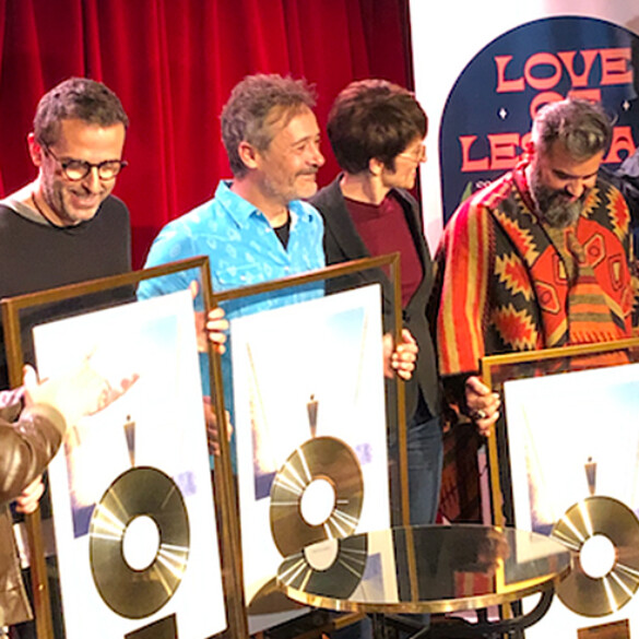 Love of Lesbian recibe el Disco de Oro por 'V.E.H.N.' y anuncia su fin de gira en Madrid