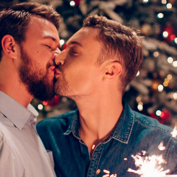 El "amigo" de Navidad: la realidad de volver a casa con pareja siendo gay