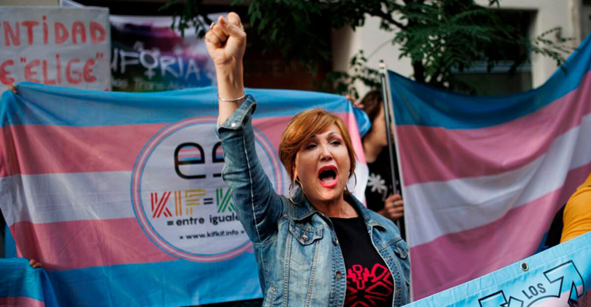 Únete a la manifestación histórica contra los recortes en la Ley Trans: "Derechos humanos para todes"