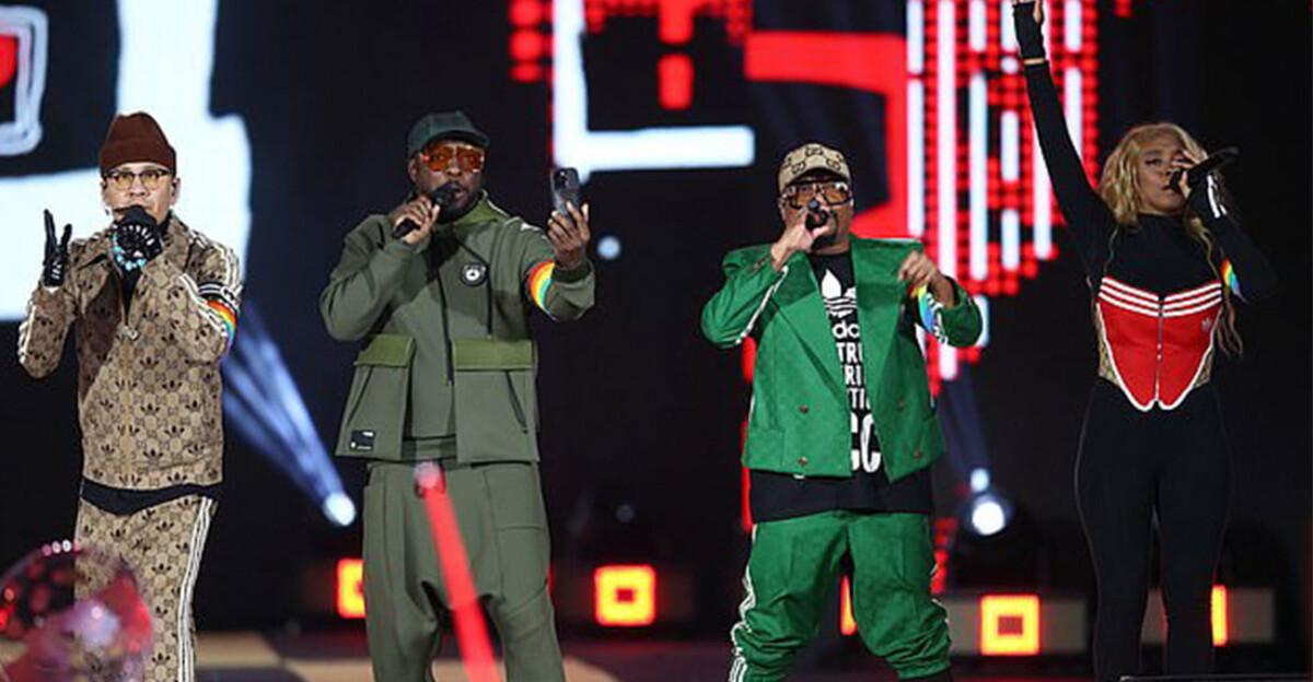 Black Eyed Peas denuncian las políticas anti LGTBIQ+ en Polonia luciendo brazaletes arcorísis en televisión