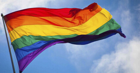 El obispo Munilla carga contra la bandera LGTBI por "desfigurar" el "símbolo bíblico" del arcoíris