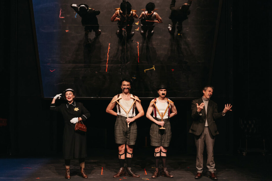 Escena de la obra 'Coraje de madre' en el Teatro de la Abadía de Madrid