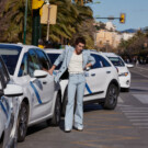 Jorge López pasea entre los taxis de Málaga.