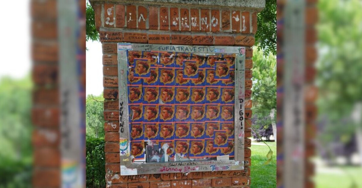 Vandalizan la placa homenaje de La Veneno con pegatinas de Franco