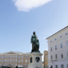 La ciudad homenajea a su título de 'La ciudad de Mozart' con museos, estatuas, conciertos... y hasta con las famosas bolas de chocolate Mozartkugeln. 