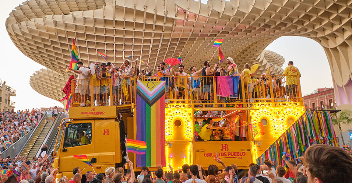 El legado de Ocaña brilló en el Orgullo de Sevilla con una carroza en su homenaje