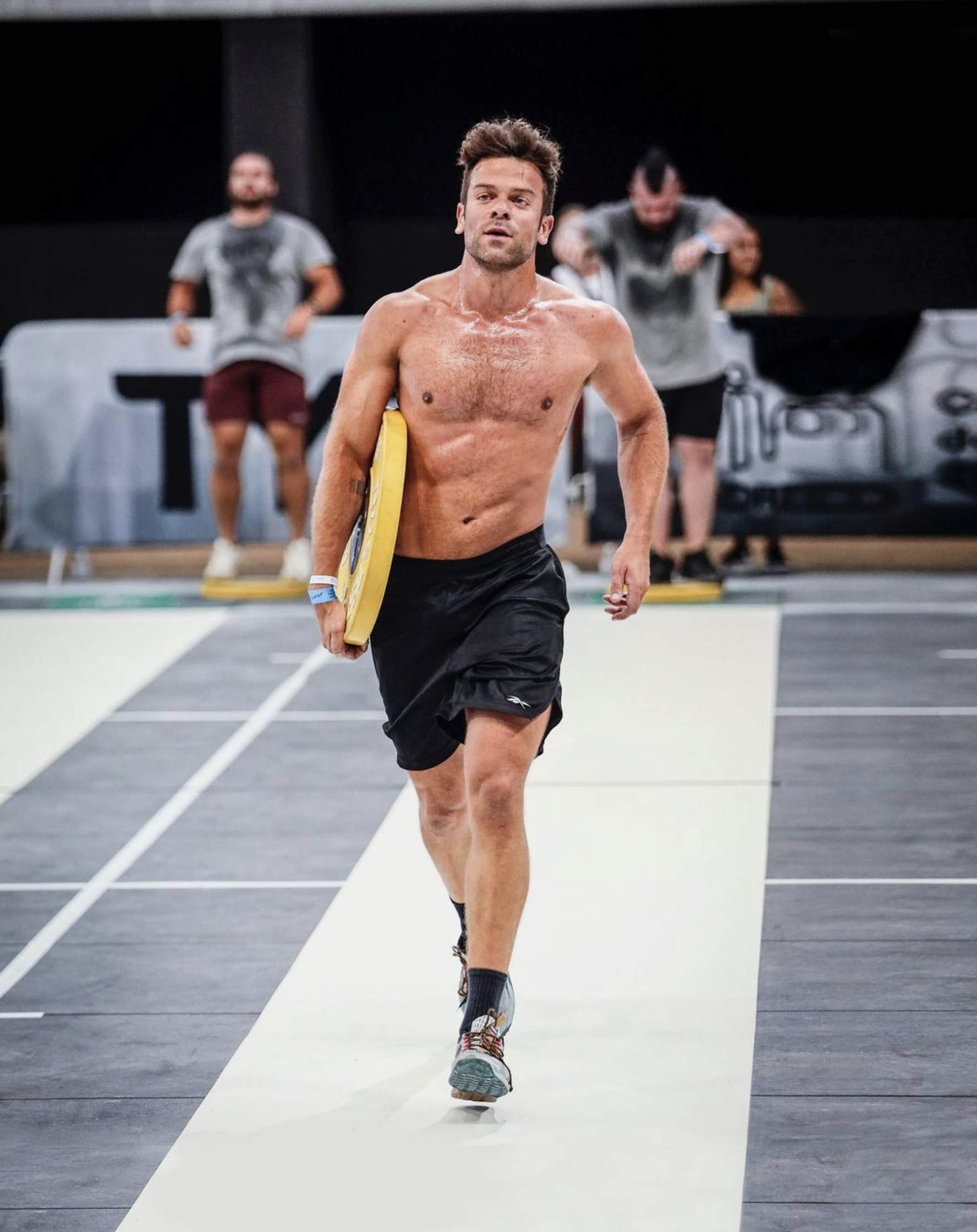 El ‘clavaíto’ viral de Ricky Merino y su novio: ¿perreo o crossfit ...