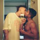 Henry y Kasey beso en el espejo