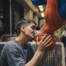 Henry y Kasey reproduciendo el famoso beso de Spider-Man 2/2 