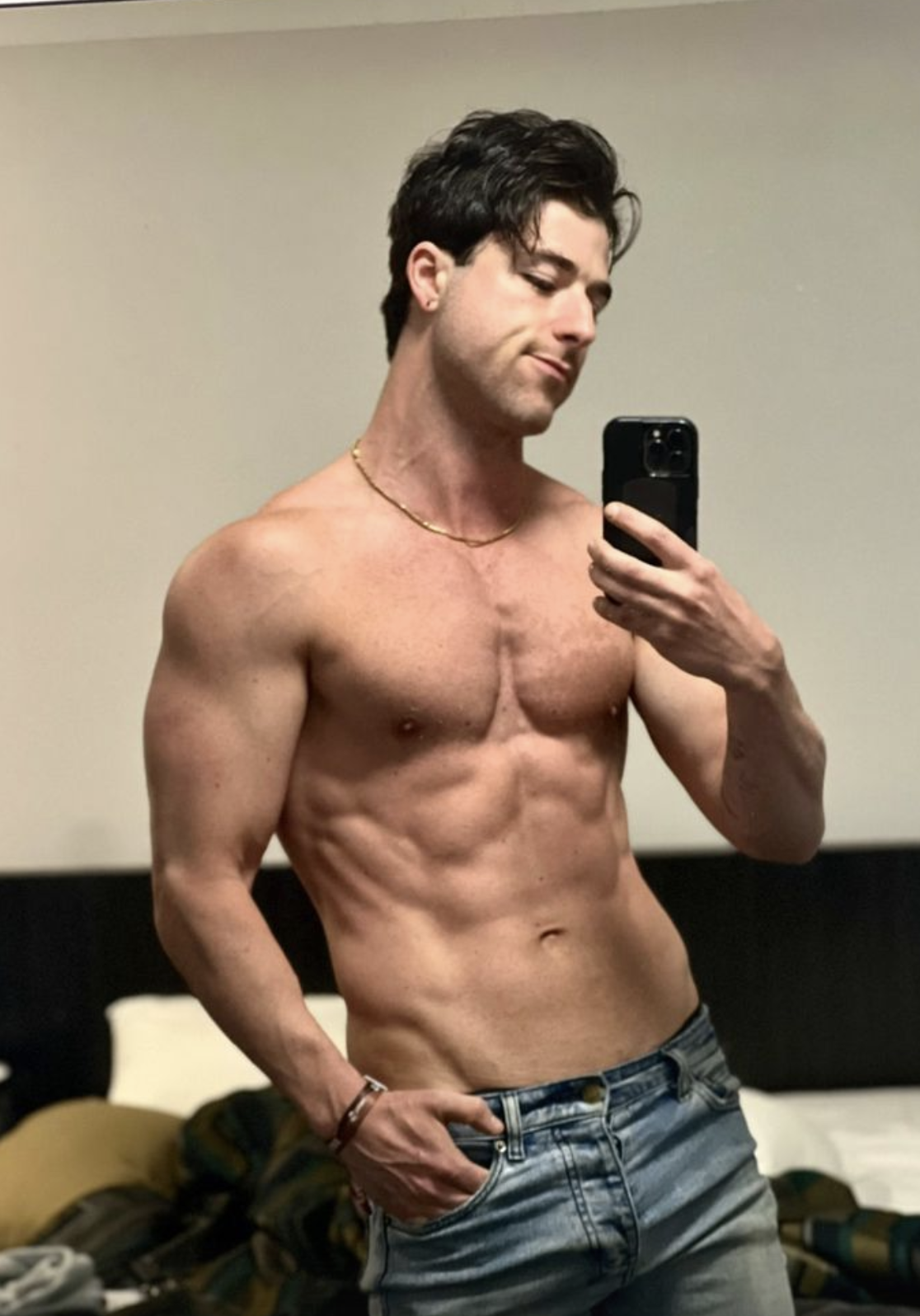 Los vídeos (explícitos) del chef buenorro que cocina para mayores de 18