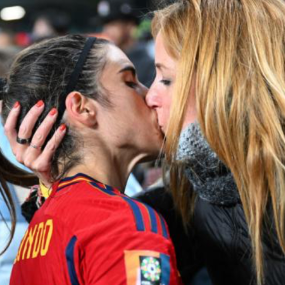 Los besos de las jugadoras LGTBI de la selección que hacen frente al "beso" más rancio y machista de Luis Rubiales