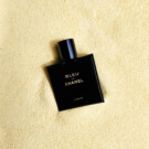 1. <strong><a href="https://www.chanel.com/es/perfumes/p/107180/bleu-de-chanel-parfum-vaporizador/" target="_blank" rel="noopener">Fragancia Bleu Parfum de Chanel</a></strong>