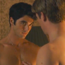 Frame de Nicholas Galitzine (Henry) y Taylor Zakhar Perez (Alex) en 'Rojo, blanco y sangre azul'